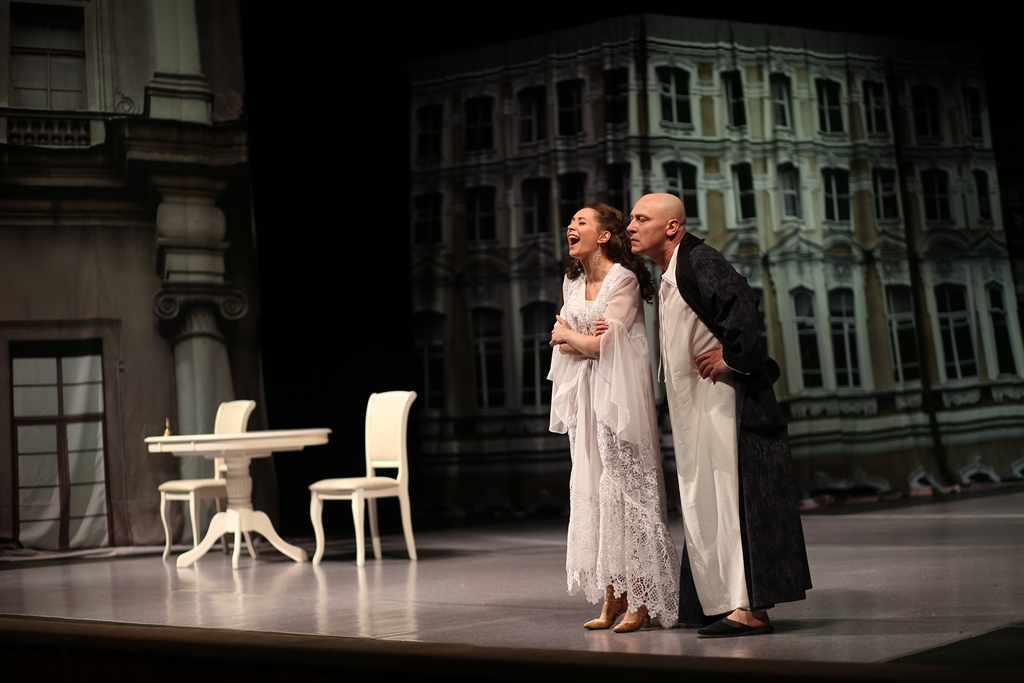 Владимирский академический театр драмы вовсю готовится к старту 174-го театрального сезона. Уже известны место и время — 30 сентября, Городской Дворец культуры. Какие премьеры нас ожидают, и когда же, наконец, драмтеатр распахнет свои двери перед зрителями? Об этом и не только мы поговорили с директором владимирского храма Мельпомены Борисом Гуниным.