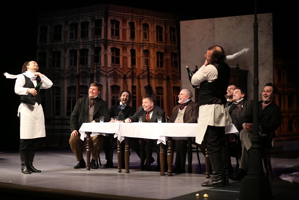 Владимирский академический театр драмы вовсю готовится к старту 174-го театрального сезона. Уже известны место и время — 30 сентября, Городской Дворец культуры. Какие премьеры нас ожидают, и когда же, наконец, драмтеатр распахнет свои двери перед зрителями? Об этом и не только мы поговорили с директором владимирского храма Мельпомены Борисом Гуниным.