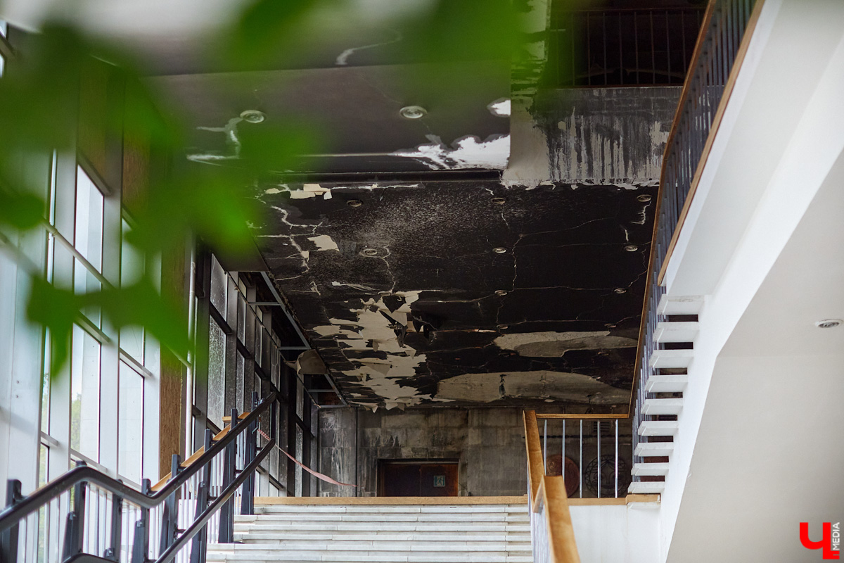 Владимирский академический театр драмы вовсю готовится к старту 174-го театрального сезона. Уже известны место и время — 30 сентября, Городской Дворец культуры. Какие премьеры нас ожидают, и когда же, наконец, драмтеатр распахнет свои двери перед зрителями? Об этом и не только мы поговорили с директором владимирского храма Мельпомены Борисом Гуниным.