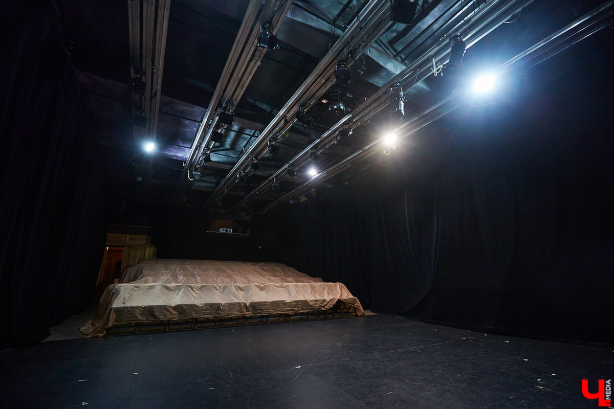 Владимирский академический театр драмы вовсю готовится к старту 174-го театрального сезона. Уже известны место и время — 30 сентября, Городской Дворец культуры. Какие премьеры нас ожидают, и когда же, наконец, драмтеатр распахнет свои двери перед зрителями? Об этом и не только мы поговорили с директором владимирского храма Мельпомены Борисом Гуниным.