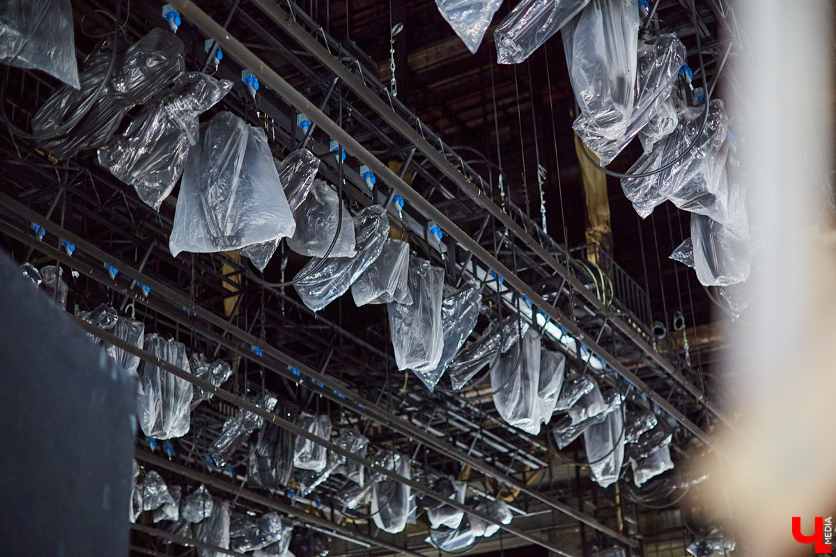 Владимирский академический театр драмы вовсю готовится к старту 174-го театрального сезона. Уже известны место и время — 30 сентября, Городской Дворец культуры. Какие премьеры нас ожидают, и когда же, наконец, драмтеатр распахнет свои двери перед зрителями? Об этом и не только мы поговорили с директором владимирского храма Мельпомены Борисом Гуниным.