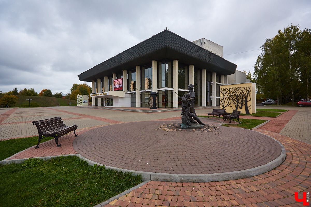 Владимирский академический театр драмы вовсю готовится к старту 174-го театрального сезона. Уже известны место и время — 30 сентября, Городской Дворец культуры. Какие премьеры нас ожидают, и когда же, наконец, драмтеатр распахнет свои двери перед зрителями? Об этом и не только мы поговорили с директором владимирского храма Мельпомены Борисом Гуниным.