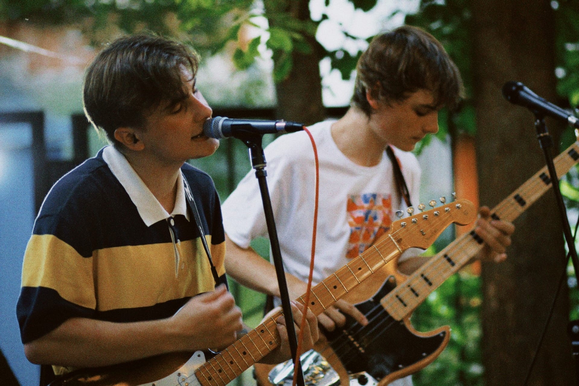 Как лучше всего насладиться теплым августом и настроить себя на то, что летние деньки, увы, заканчиваются? На наш скромный взгляд, в этом помогут прекрасные песни «То лето» и «Лето. Улица» молодой, но подающей надежды владимирской команды «Нельзя».