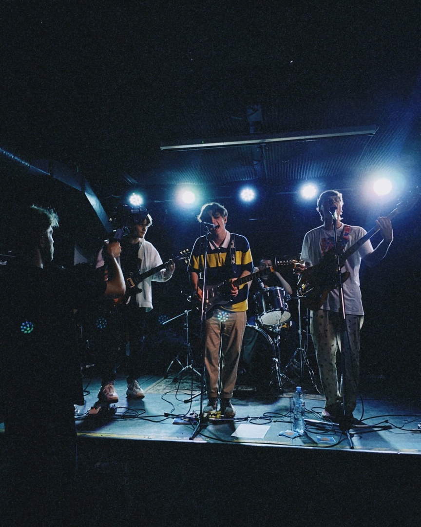 Как лучше всего насладиться теплым августом и настроить себя на то, что летние деньки, увы, заканчиваются? На наш скромный взгляд, в этом помогут прекрасные песни «То лето» и «Лето. Улица» молодой, но подающей надежды владимирской команды «Нельзя».