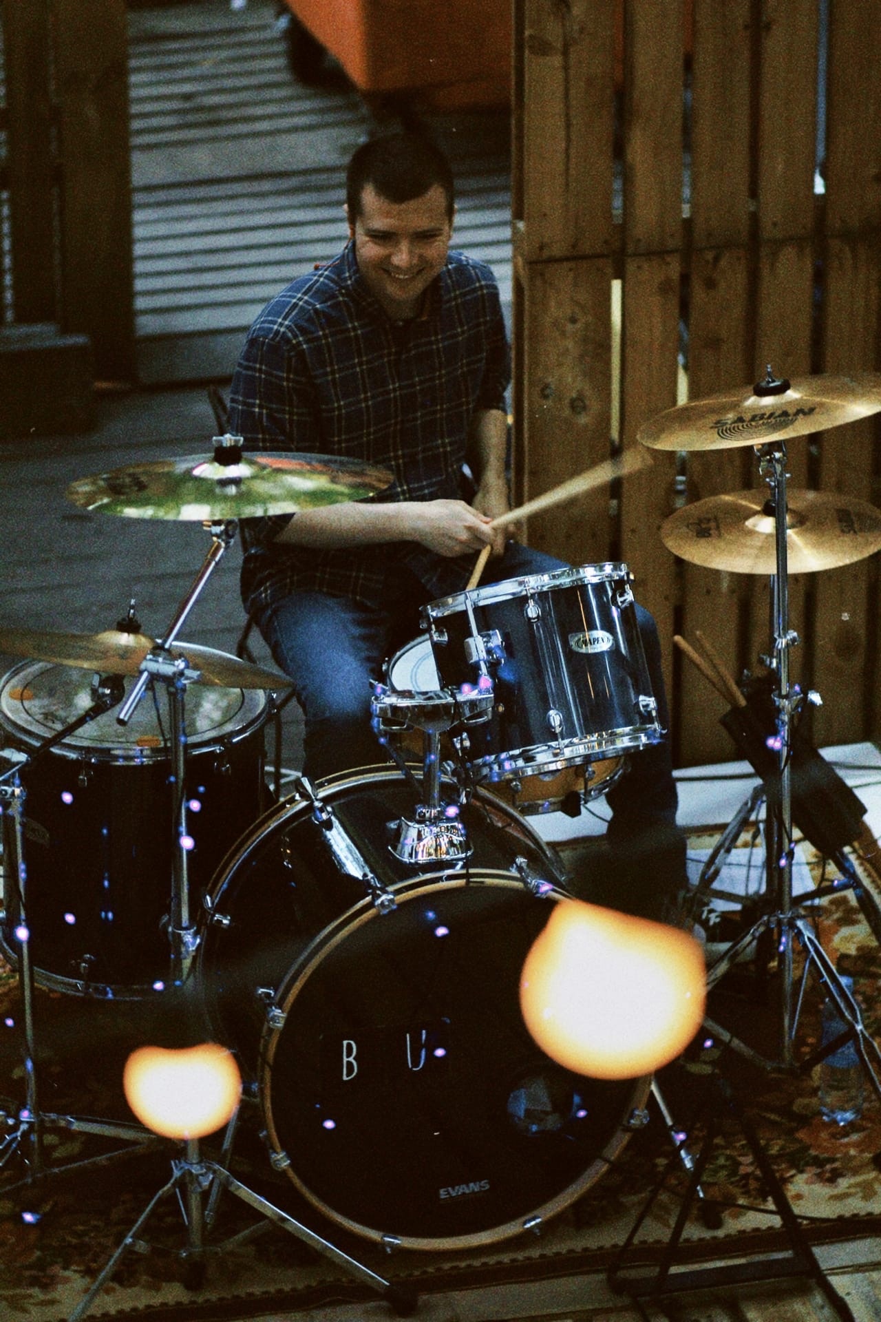 Как лучше всего насладиться теплым августом и настроить себя на то, что летние деньки, увы, заканчиваются? На наш скромный взгляд, в этом помогут прекрасные песни «То лето» и «Лето. Улица» молодой, но подающей надежды владимирской команды «Нельзя».