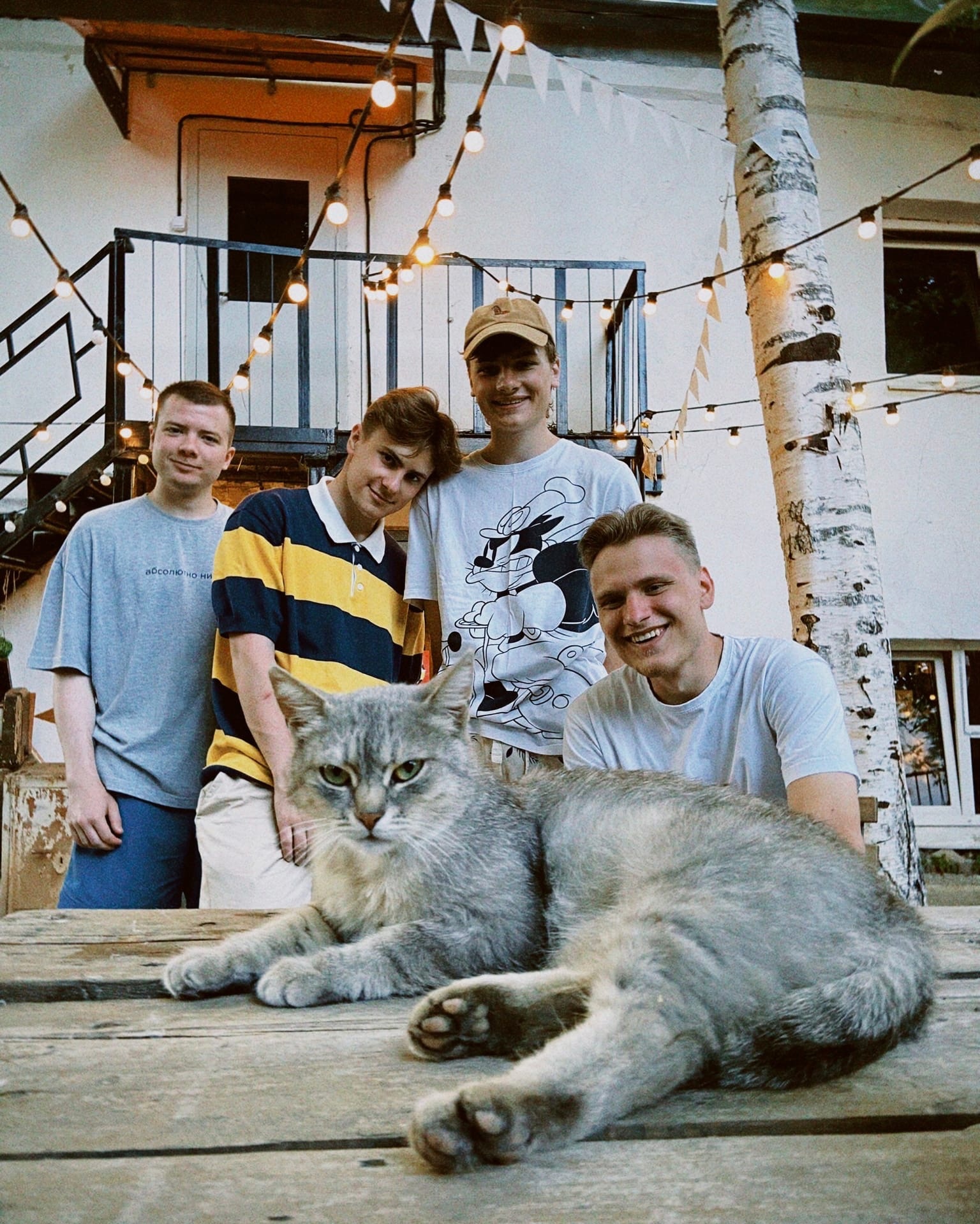 Как лучше всего насладиться теплым августом и настроить себя на то, что летние деньки, увы, заканчиваются? На наш скромный взгляд, в этом помогут прекрасные песни «То лето» и «Лето. Улица» молодой, но подающей надежды владимирской команды «Нельзя».