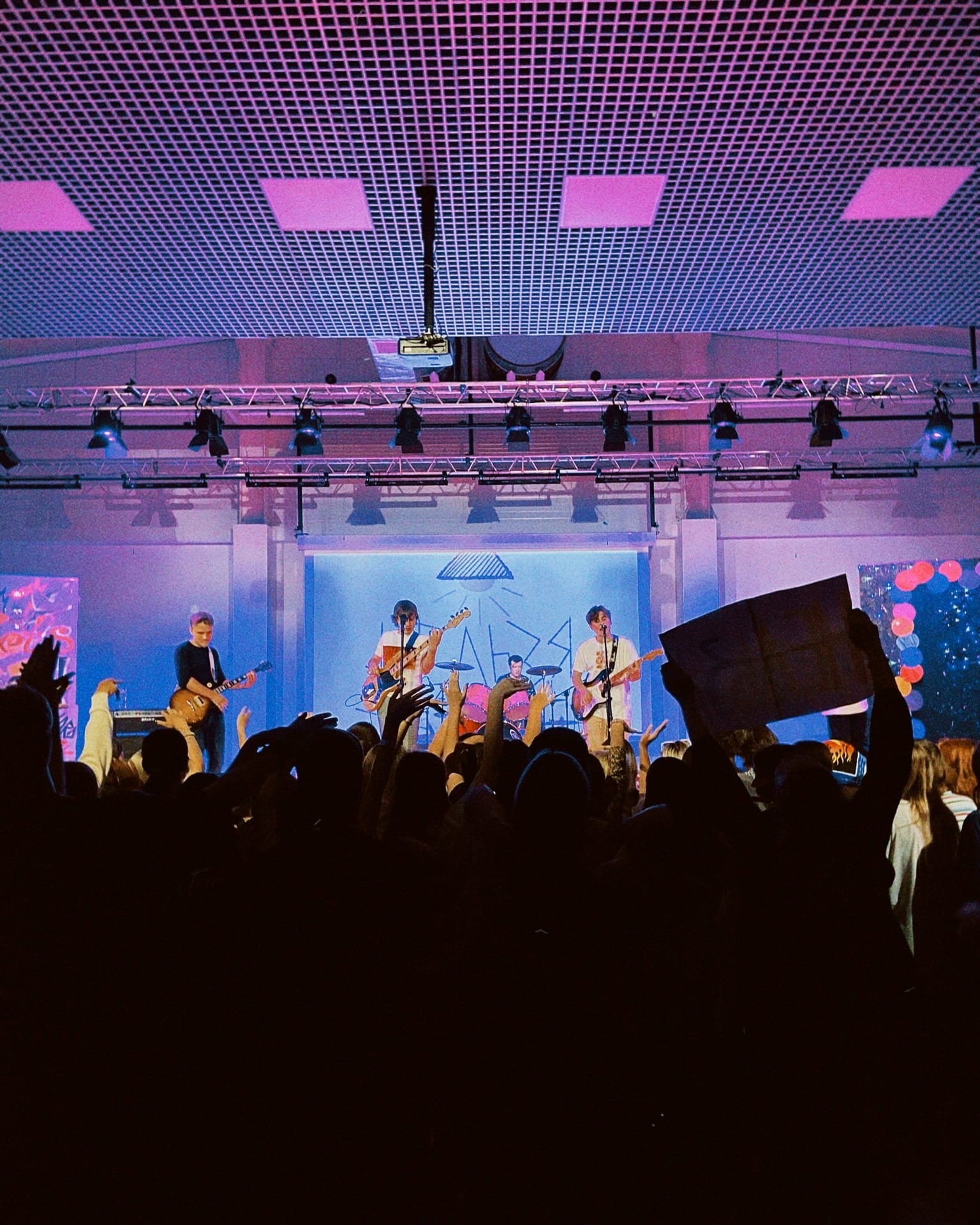 Как лучше всего насладиться теплым августом и настроить себя на то, что летние деньки, увы, заканчиваются? На наш скромный взгляд, в этом помогут прекрасные песни «То лето» и «Лето. Улица» молодой, но подающей надежды владимирской команды «Нельзя».