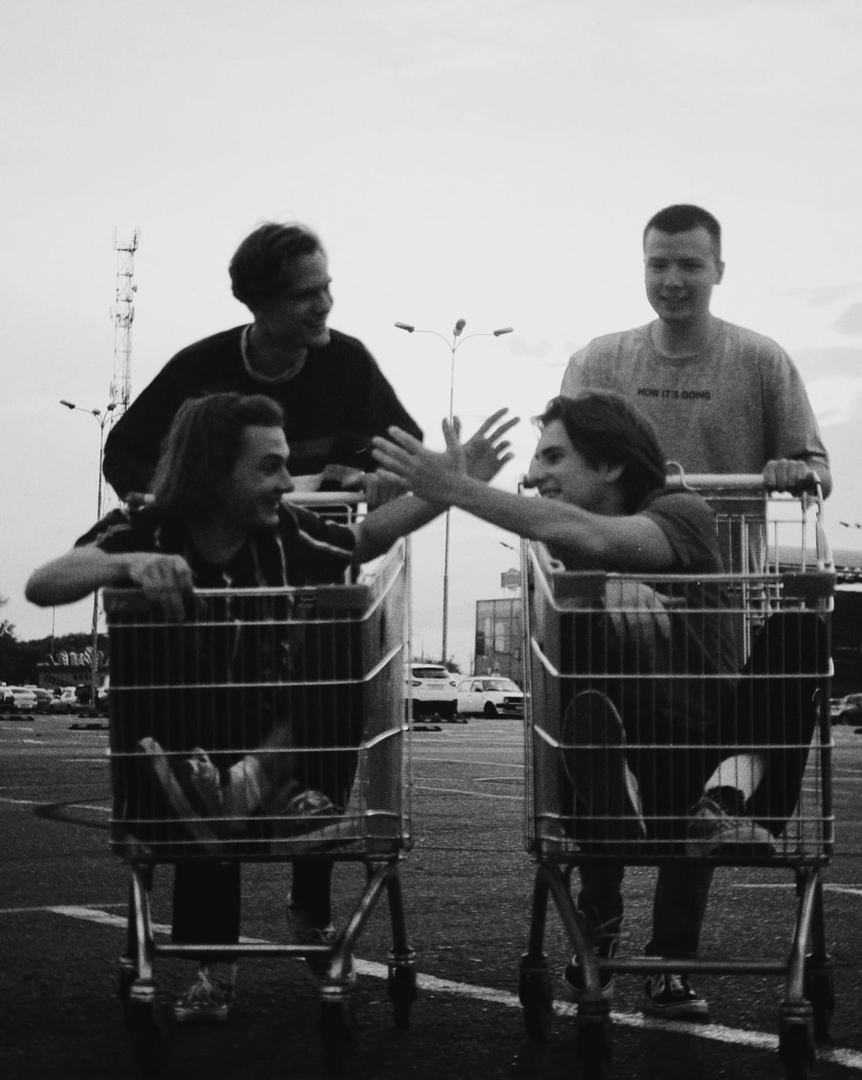 Как лучше всего насладиться теплым августом и настроить себя на то, что летние деньки, увы, заканчиваются? На наш скромный взгляд, в этом помогут прекрасные песни «То лето» и «Лето. Улица» молодой, но подающей надежды владимирской команды «Нельзя».