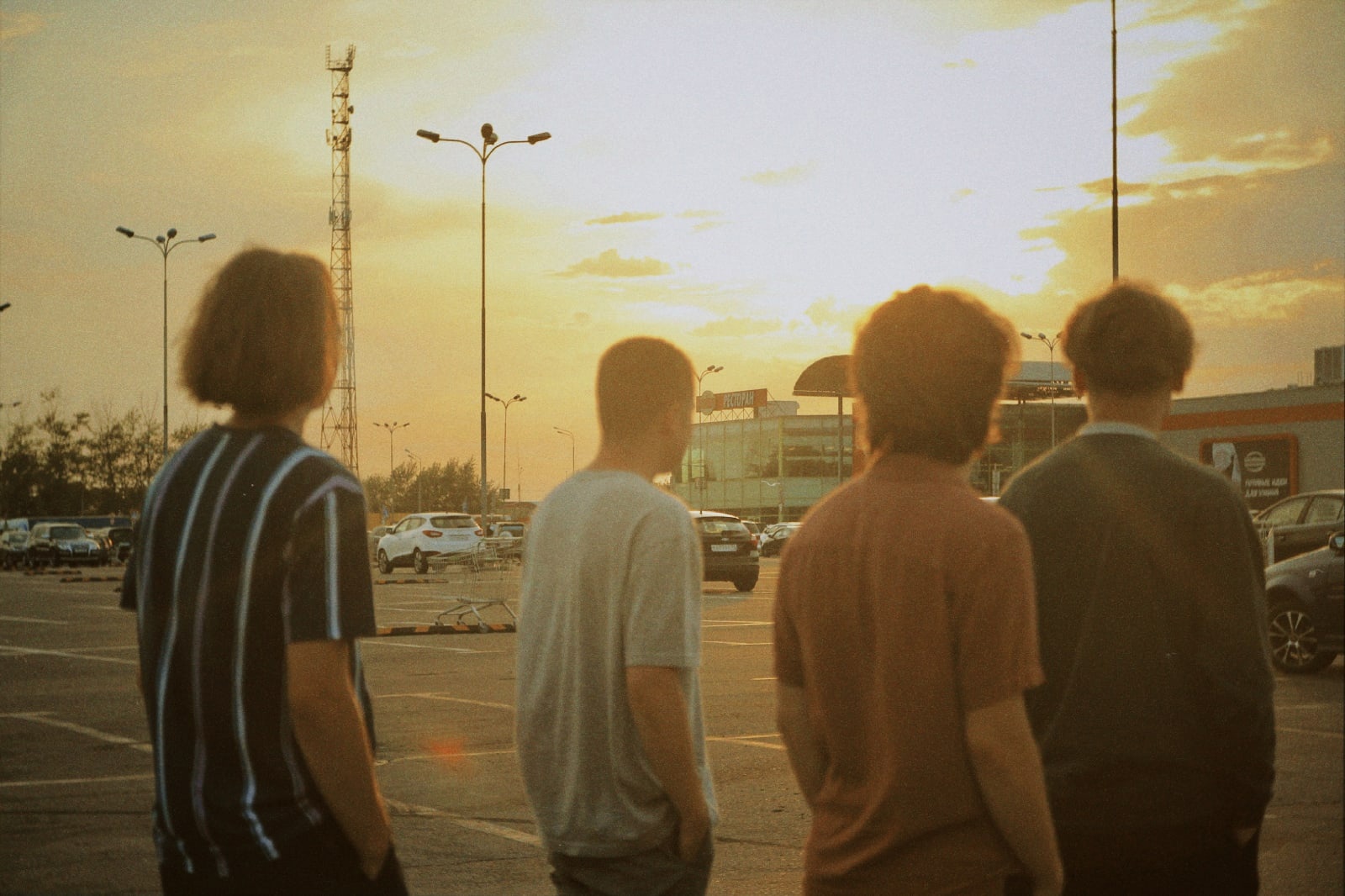 Как лучше всего насладиться теплым августом и настроить себя на то, что летние деньки, увы, заканчиваются? На наш скромный взгляд, в этом помогут прекрасные песни «То лето» и «Лето. Улица» молодой, но подающей надежды владимирской команды «Нельзя».