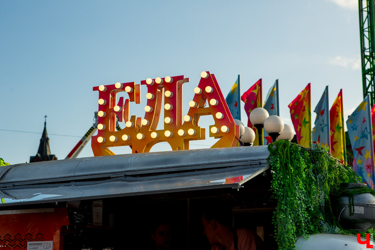 Владимир готовится отпраздновать свой День рождения. Сюрпризов организаторы праздника обещают немало. Среди интересного — полет на воздушном шаре.