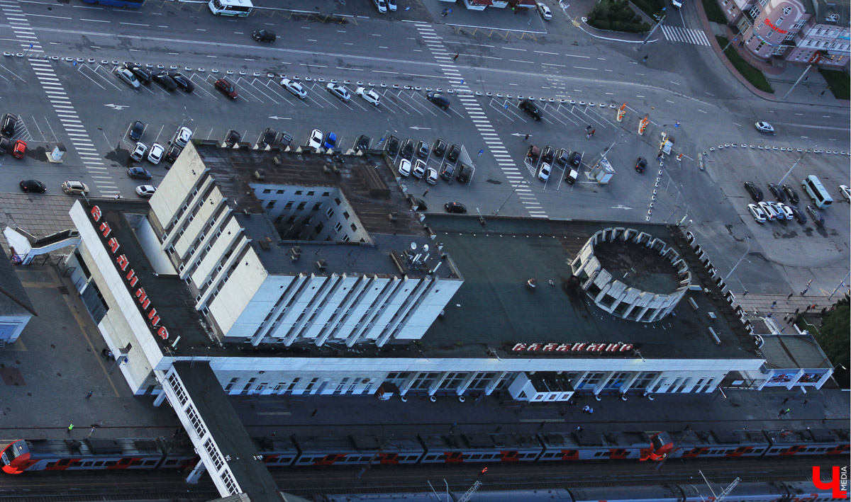 «Вокзальная площадь — болевая точка Владимира», — считают неоднократно посещавшие Владимир магистранты столичной кафедры Глазычева ИОН РАНХиГС. Исправить ситуацию призван проектный семинар «Мыслим территорию вместе», посвященный переосмыслению привокзального квартала.