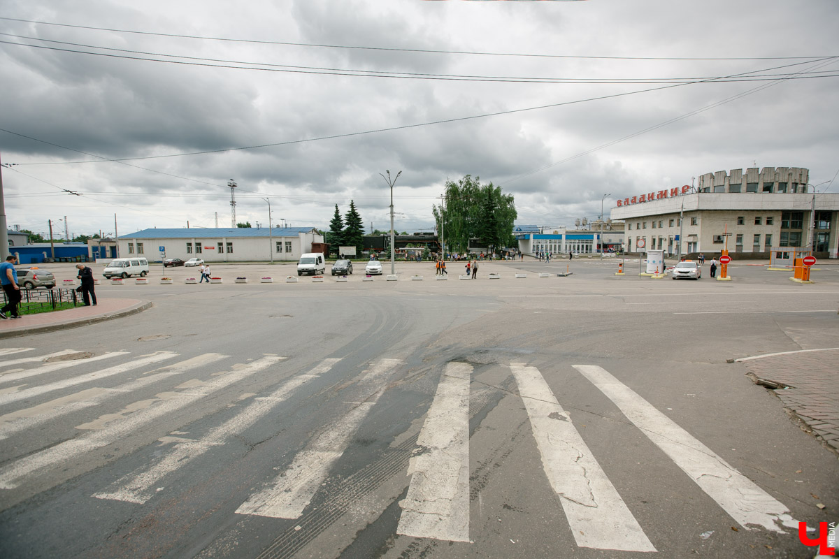 «Вокзальная площадь — болевая точка Владимира», — считают неоднократно посещавшие Владимир магистранты столичной кафедры Глазычева ИОН РАНХиГС. Исправить ситуацию призван проектный семинар «Мыслим территорию вместе», посвященный переосмыслению привокзального квартала.