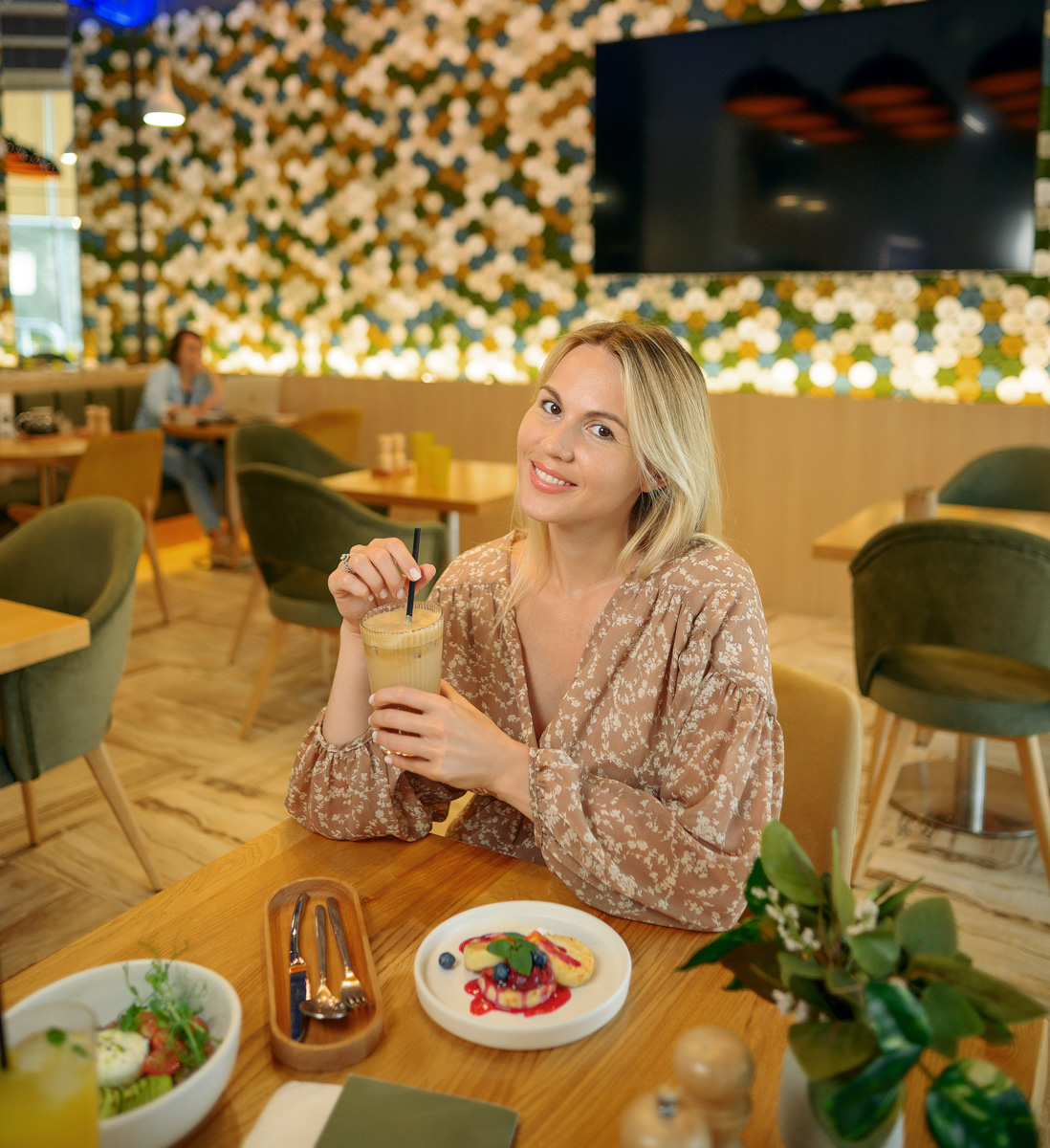 Завтрак — всему голова. Особенно важно помнить об этом тому, кто не мыслит свою жизнь без спорта. Кафе Vitae предлагает гостям большое разнообразие вкусных и полезных блюд, которые можно выбрать для полноценного завтрака прямо после тренировки в спортзале.