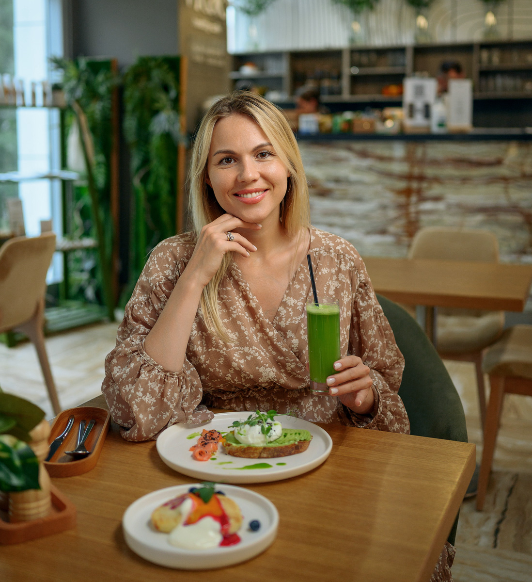 Завтрак — всему голова. Особенно важно помнить об этом тому, кто не мыслит свою жизнь без спорта. Кафе Vitae предлагает гостям большое разнообразие вкусных и полезных блюд, которые можно выбрать для полноценного завтрака прямо после тренировки в спортзале.