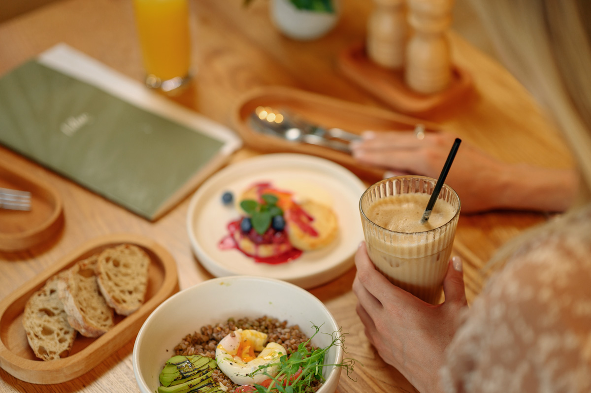 Завтрак — всему голова. Особенно важно помнить об этом тому, кто не мыслит свою жизнь без спорта. Кафе Vitae предлагает гостям большое разнообразие вкусных и полезных блюд, которые можно выбрать для полноценного завтрака прямо после тренировки в спортзале.