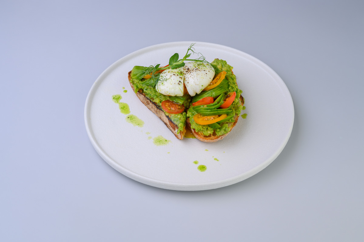 Завтрак — всему голова. Особенно важно помнить об этом тому, кто не мыслит свою жизнь без спорта. Кафе Vitae предлагает гостям большое разнообразие вкусных и полезных блюд, которые можно выбрать для полноценного завтрака прямо после тренировки в спортзале.