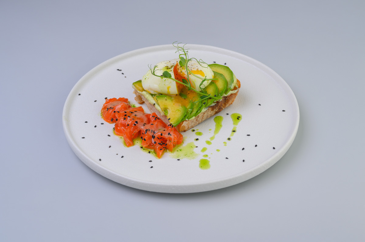 Завтрак — всему голова. Особенно важно помнить об этом тому, кто не мыслит свою жизнь без спорта. Кафе Vitae предлагает гостям большое разнообразие вкусных и полезных блюд, которые можно выбрать для полноценного завтрака прямо после тренировки в спортзале.