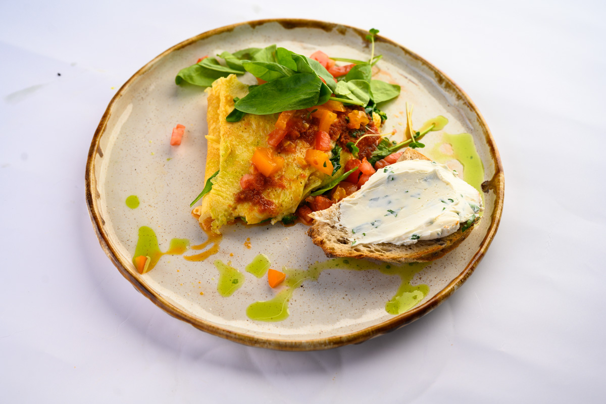 Завтрак — всему голова. Особенно важно помнить об этом тому, кто не мыслит свою жизнь без спорта. Кафе Vitae предлагает гостям большое разнообразие вкусных и полезных блюд, которые можно выбрать для полноценного завтрака прямо после тренировки в спортзале.