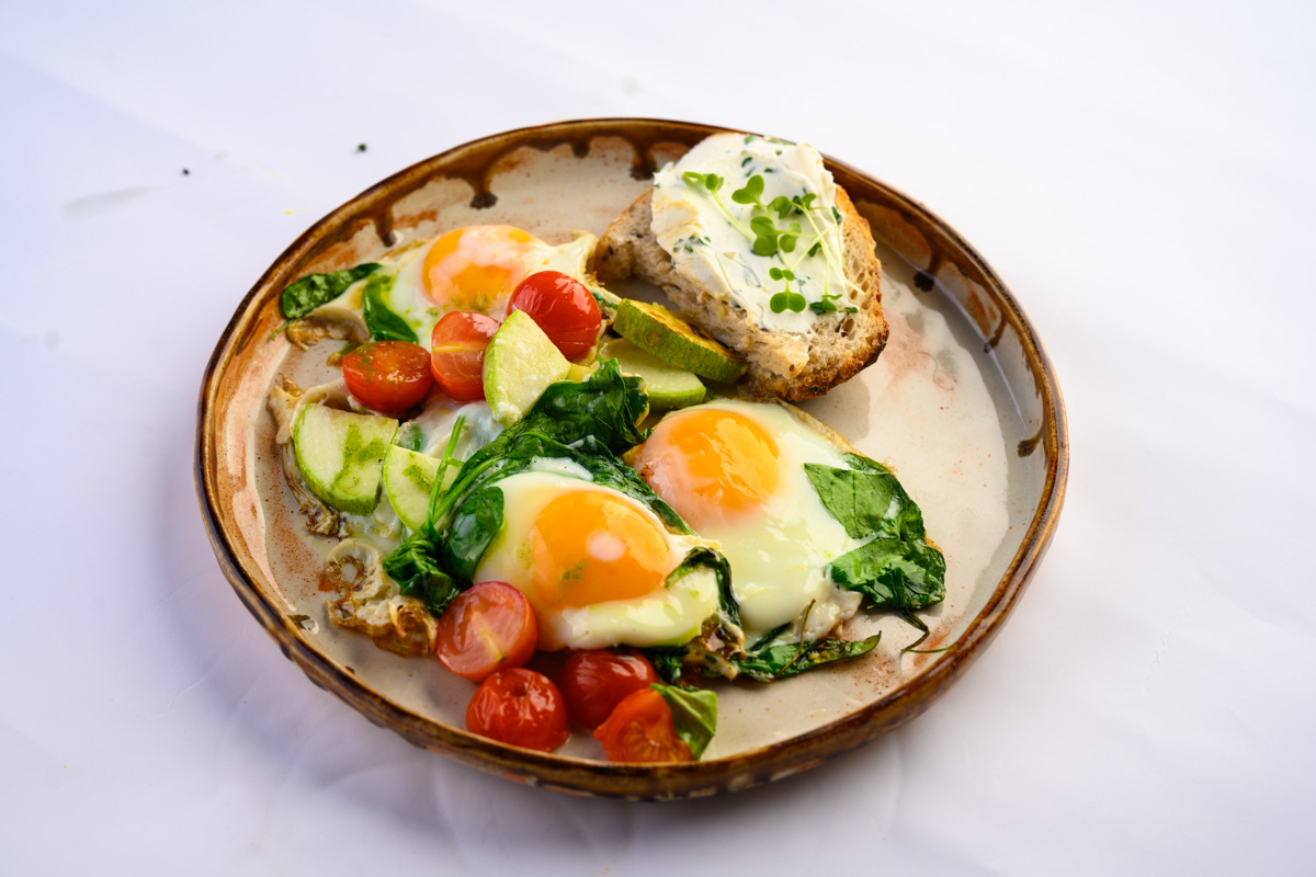 Завтрак — всему голова. Особенно важно помнить об этом тому, кто не мыслит свою жизнь без спорта. Кафе Vitae предлагает гостям большое разнообразие вкусных и полезных блюд, которые можно выбрать для полноценного завтрака прямо после тренировки в спортзале.