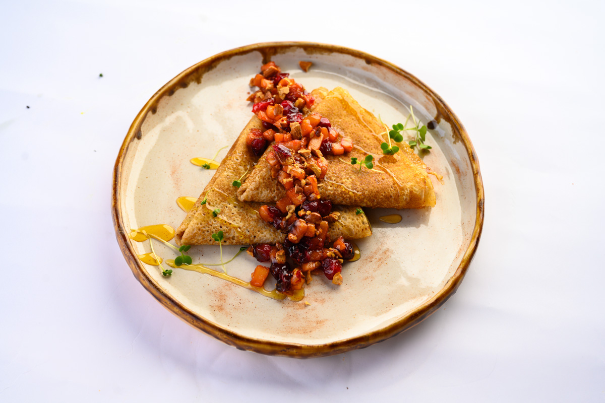 Завтрак — всему голова. Особенно важно помнить об этом тому, кто не мыслит свою жизнь без спорта. Кафе Vitae предлагает гостям большое разнообразие вкусных и полезных блюд, которые можно выбрать для полноценного завтрака прямо после тренировки в спортзале.