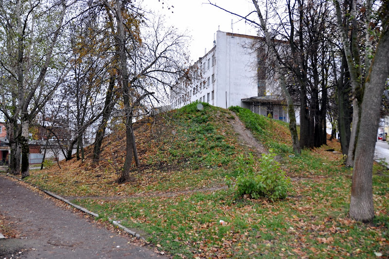 Первый драмтеатр и первый синематограф, обустройство скверов и бульваров, строительство музея и проведение увеселительных мероприятий... Владимирские купцы никогда не оставались в стороне, когда речь шла о культурном досуге горожан. «Ключ-Медиа» предлагает сегодня вспомнить о позабытых проектах благотворителей на ниве культуры.