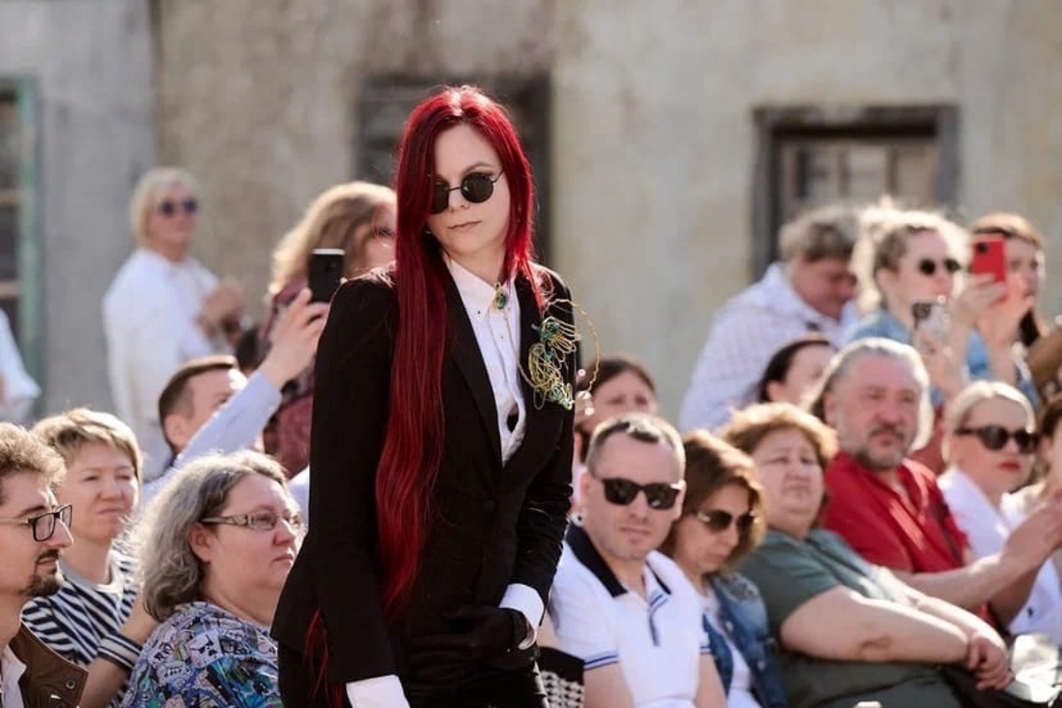 Дизайнер аксессуаров из Владимира Евгения Хренова уже покорила своими работами многих знатоков и любителей моды. А теперь она дебютировала с первым созданным ей платьем на показе в Москве.