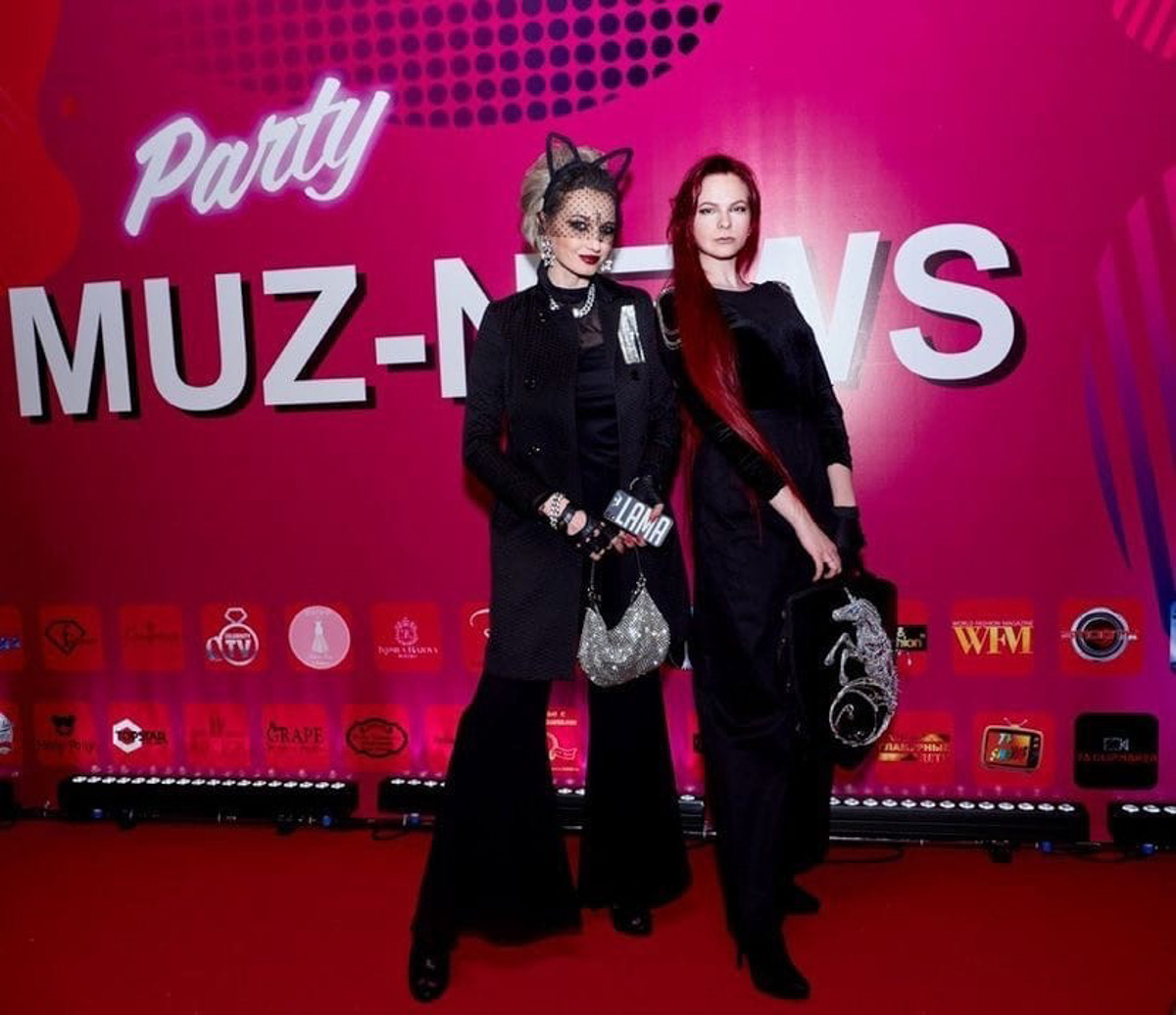 Дизайнер аксессуаров из Владимира Евгения Хренова уже покорила своими работами многих знатоков и любителей моды. А теперь она дебютировала с первым созданным ей платьем на показе в Москве.