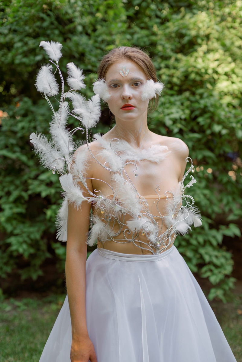 Дизайнер аксессуаров из Владимира Евгения Хренова уже покорила своими работами многих знатоков и любителей моды. А теперь она дебютировала с первым созданным ей платьем на показе в Москве.