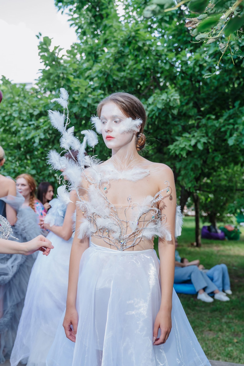 Дизайнер аксессуаров из Владимира Евгения Хренова уже покорила своими работами многих знатоков и любителей моды. А теперь она дебютировала с первым созданным ей платьем на показе в Москве.