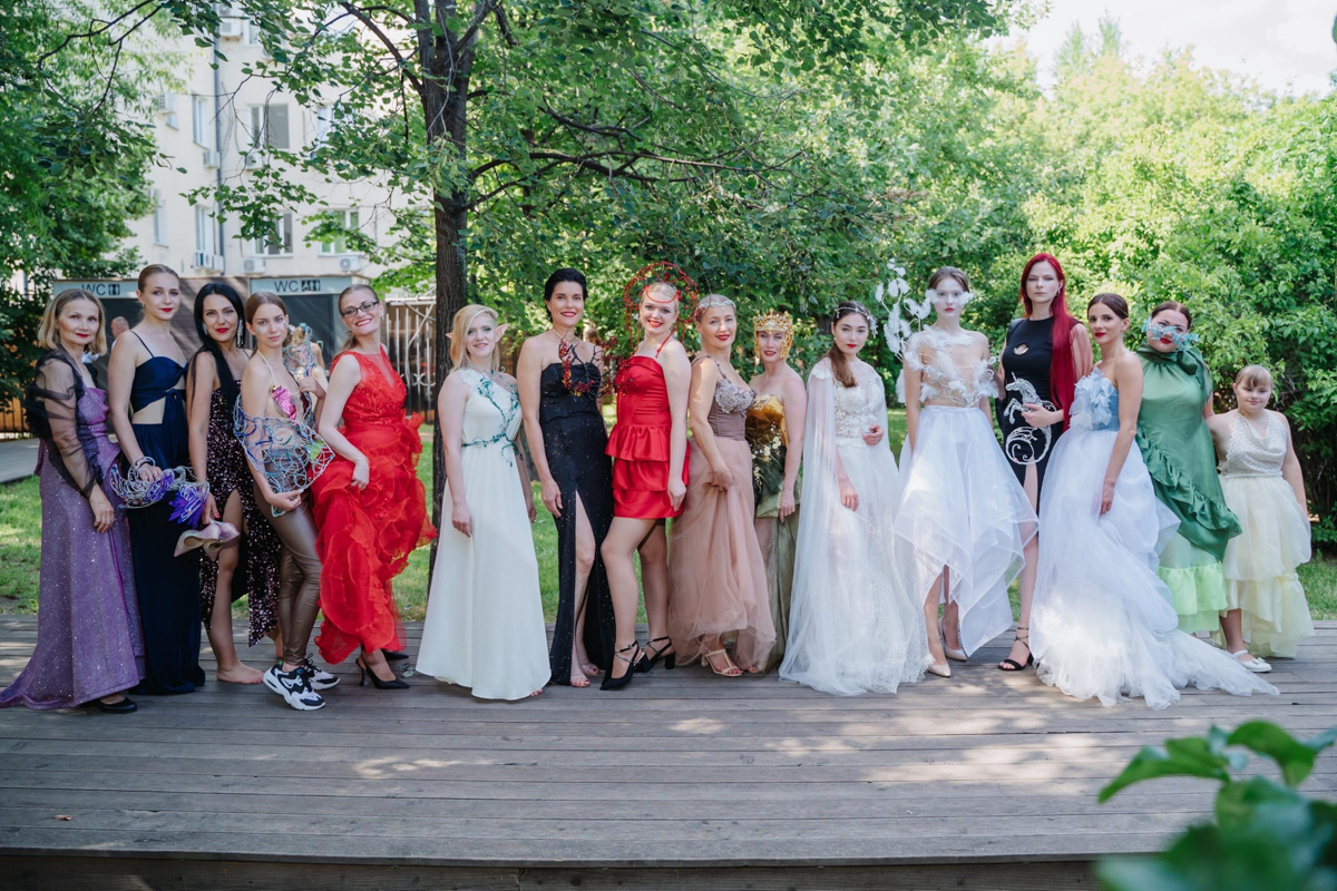 Дизайнер аксессуаров из Владимира Евгения Хренова уже покорила своими работами многих знатоков и любителей моды. А теперь она дебютировала с первым созданным ей платьем на показе в Москве.