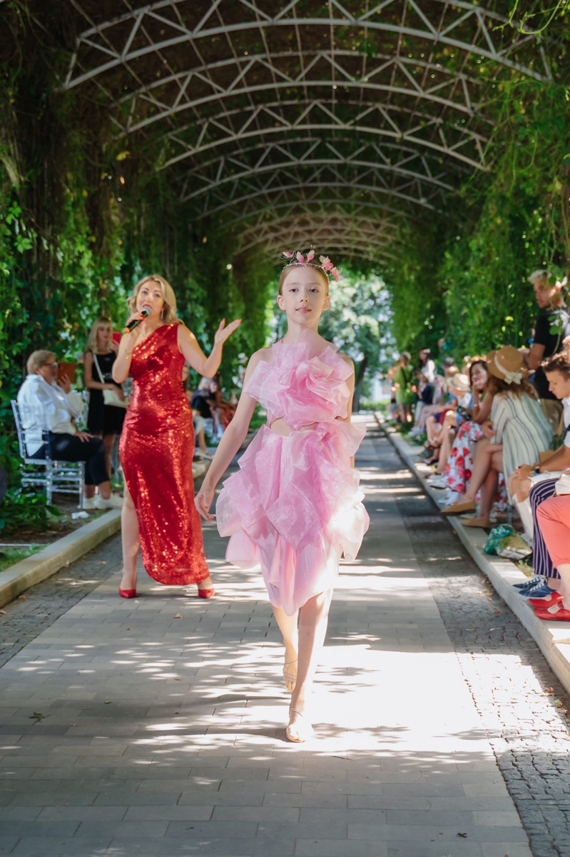 Дизайнер аксессуаров из Владимира Евгения Хренова уже покорила своими работами многих знатоков и любителей моды. А теперь она дебютировала с первым созданным ей платьем на показе в Москве.