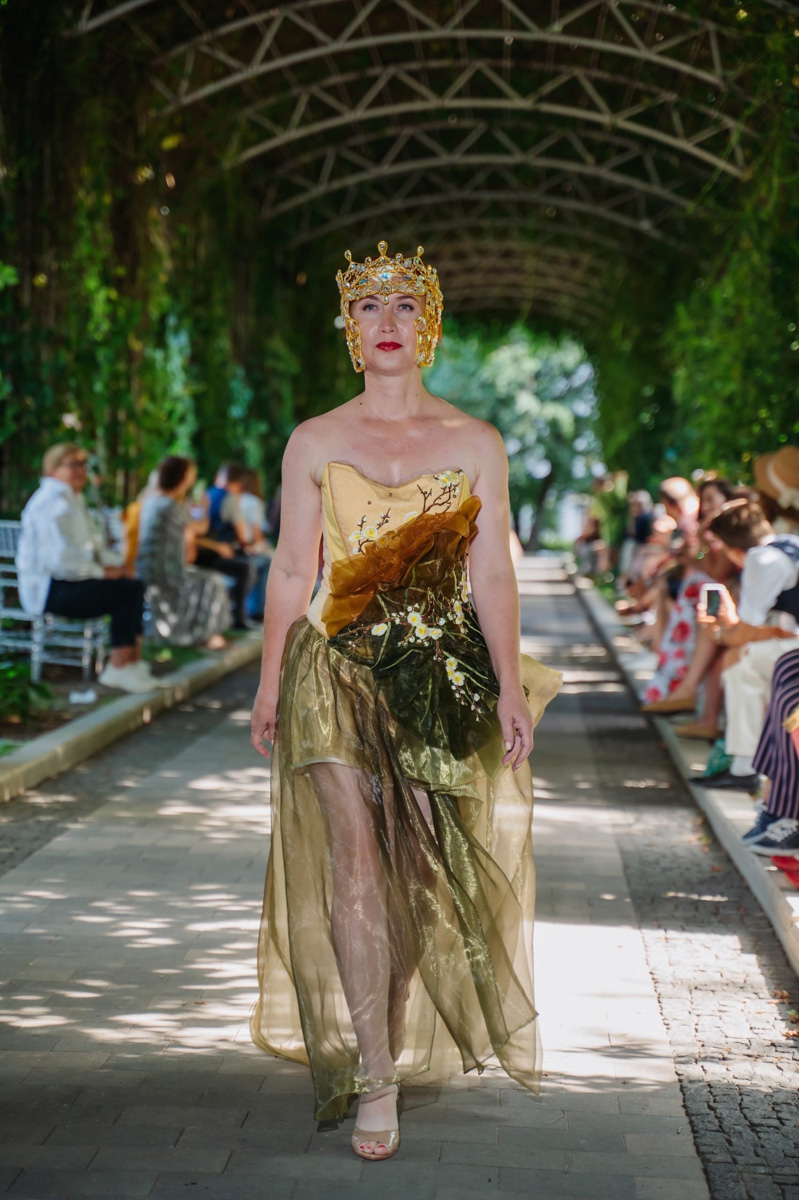 Дизайнер аксессуаров из Владимира Евгения Хренова уже покорила своими работами многих знатоков и любителей моды. А теперь она дебютировала с первым созданным ей платьем на показе в Москве.