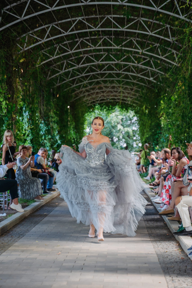 Дизайнер аксессуаров из Владимира Евгения Хренова уже покорила своими работами многих знатоков и любителей моды. А теперь она дебютировала с первым созданным ей платьем на показе в Москве.