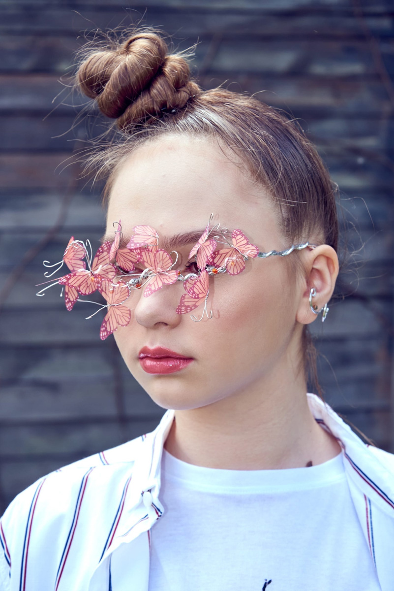 Дизайнер аксессуаров из Владимира Евгения Хренова уже покорила своими работами многих знатоков и любителей моды. А теперь она дебютировала с первым созданным ей платьем на показе в Москве.