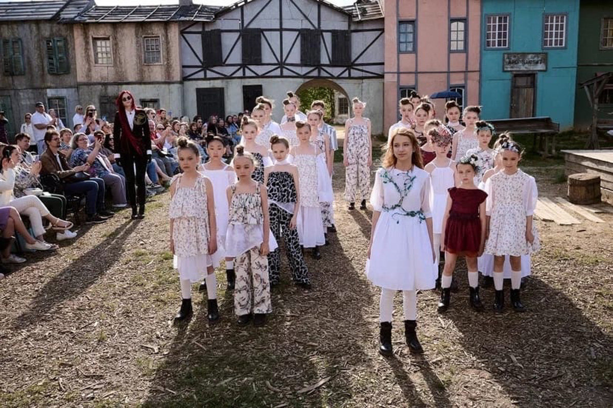 Дизайнер аксессуаров из Владимира Евгения Хренова уже покорила своими работами многих знатоков и любителей моды. А теперь она дебютировала с первым созданным ей платьем на показе в Москве.