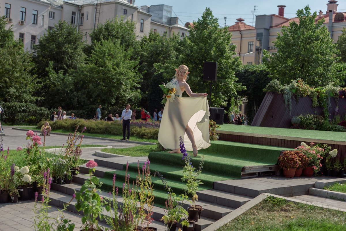 Дизайнер аксессуаров из Владимира Евгения Хренова уже покорила своими работами многих знатоков и любителей моды. А теперь она дебютировала с первым созданным ей платьем на показе в Москве.