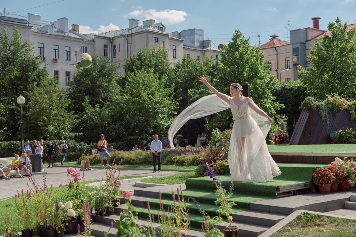 Дизайнер аксессуаров из Владимира Евгения Хренова уже покорила своими работами многих знатоков и любителей моды. А теперь она дебютировала с первым созданным ей платьем на показе в Москве.