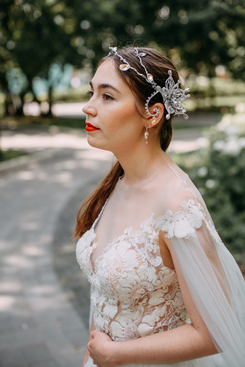 Дизайнер аксессуаров из Владимира Евгения Хренова уже покорила своими работами многих знатоков и любителей моды. А теперь она дебютировала с первым созданным ей платьем на показе в Москве.