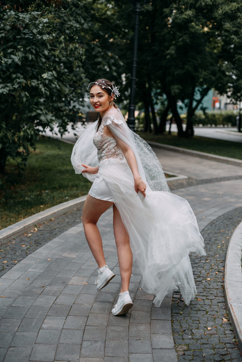 Дизайнер аксессуаров из Владимира Евгения Хренова уже покорила своими работами многих знатоков и любителей моды. А теперь она дебютировала с первым созданным ей платьем на показе в Москве.