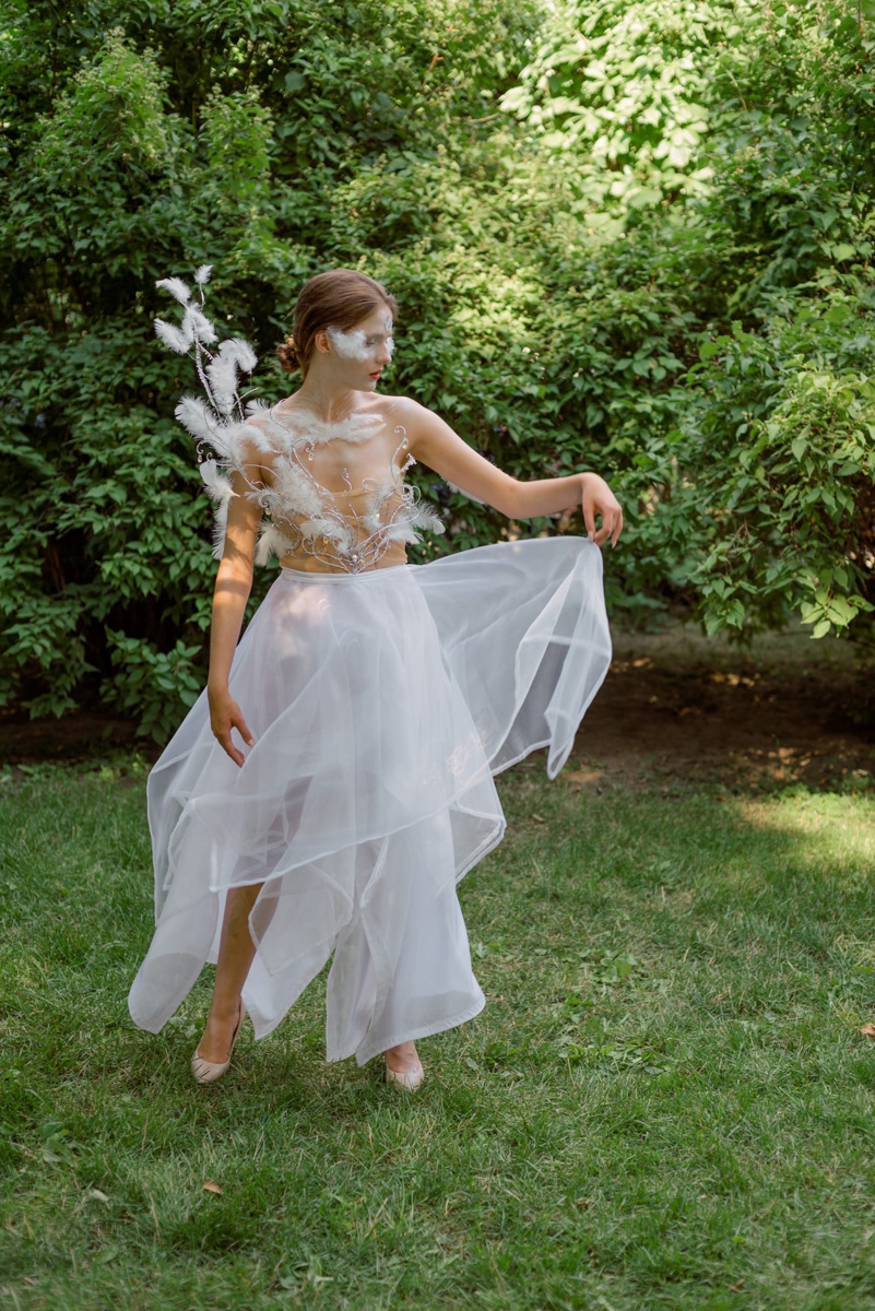 Дизайнер аксессуаров из Владимира Евгения Хренова уже покорила своими работами многих знатоков и любителей моды. А теперь она дебютировала с первым созданным ей платьем на показе в Москве.