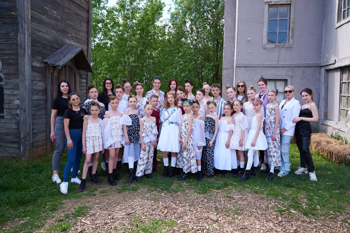 Дизайнер аксессуаров из Владимира Евгения Хренова уже покорила своими работами многих знатоков и любителей моды. А теперь она дебютировала с первым созданным ей платьем на показе в Москве.