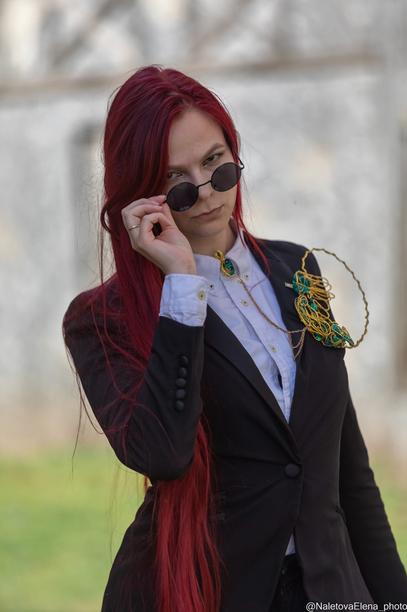 Дизайнер аксессуаров из Владимира Евгения Хренова уже покорила своими работами многих знатоков и любителей моды. А теперь она дебютировала с первым созданным ей платьем на показе в Москве.