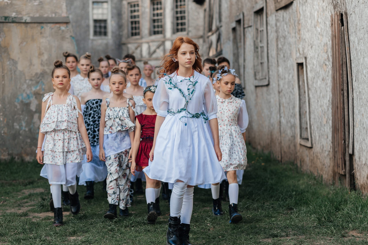 Дизайнер аксессуаров из Владимира Евгения Хренова уже покорила своими работами многих знатоков и любителей моды. А теперь она дебютировала с первым созданным ей платьем на показе в Москве.