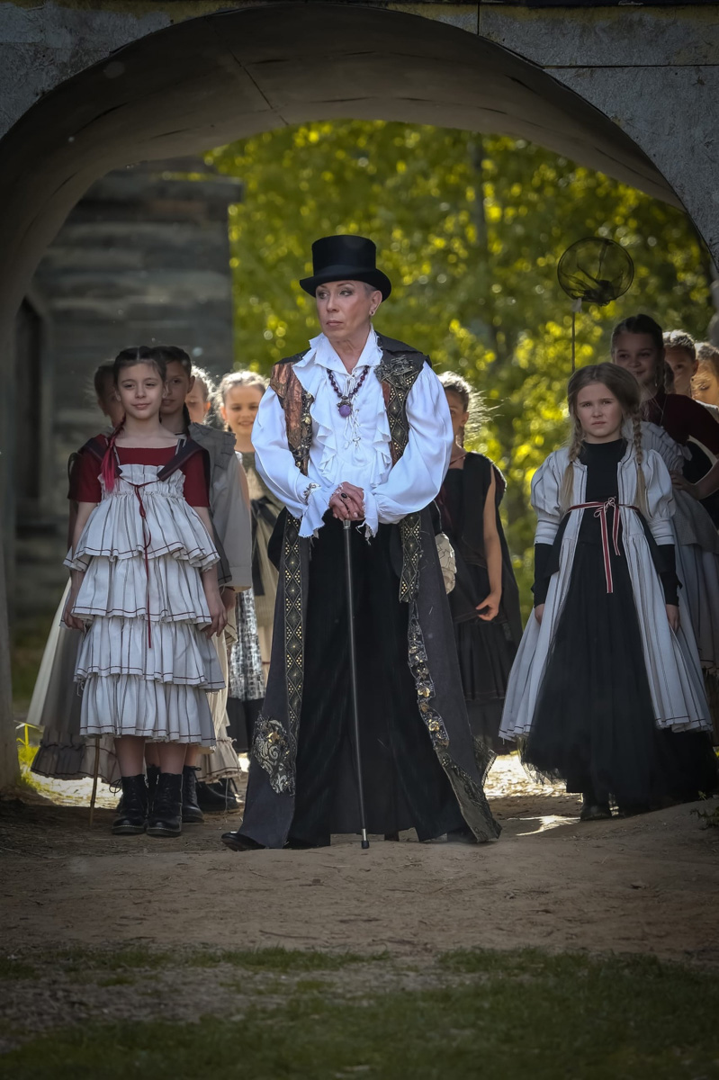 Дизайнер аксессуаров из Владимира Евгения Хренова уже покорила своими работами многих знатоков и любителей моды. А теперь она дебютировала с первым созданным ей платьем на показе в Москве.