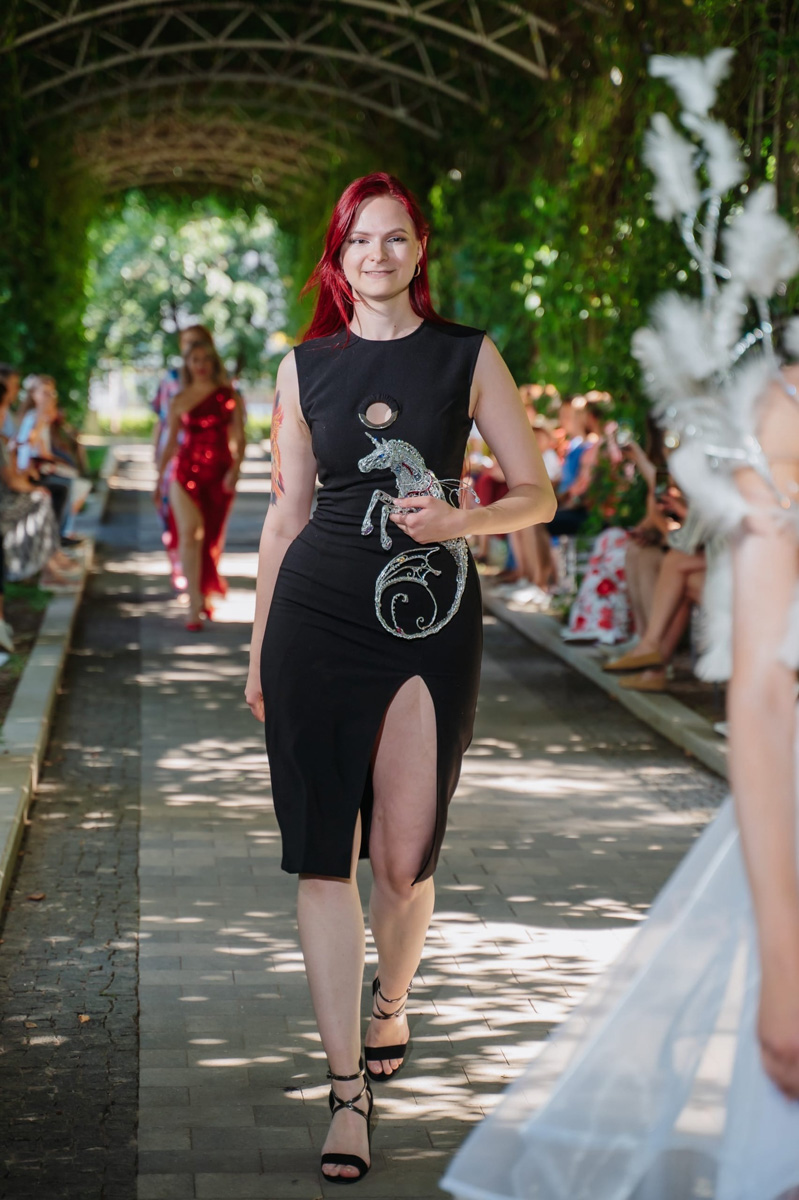 Дизайнер аксессуаров из Владимира Евгения Хренова уже покорила своими работами многих знатоков и любителей моды. А теперь она дебютировала с первым созданным ей платьем на показе в Москве.