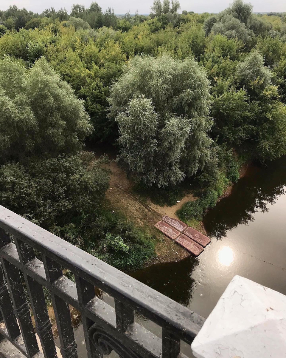 На берегу реки Клязьмы появилась огромная плитка шоколада «Бабаевский». Это художник, известный под псевдонимом Мишкин, преобразил ранее малоприметный объект. Получилось не просто вкусно, но и со смыслом.