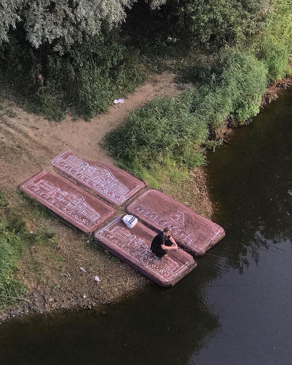 На берегу реки Клязьмы появилась огромная плитка шоколада «Бабаевский». Это художник, известный под псевдонимом Мишкин, преобразил ранее малоприметный объект. Получилось не просто вкусно, но и со смыслом.
