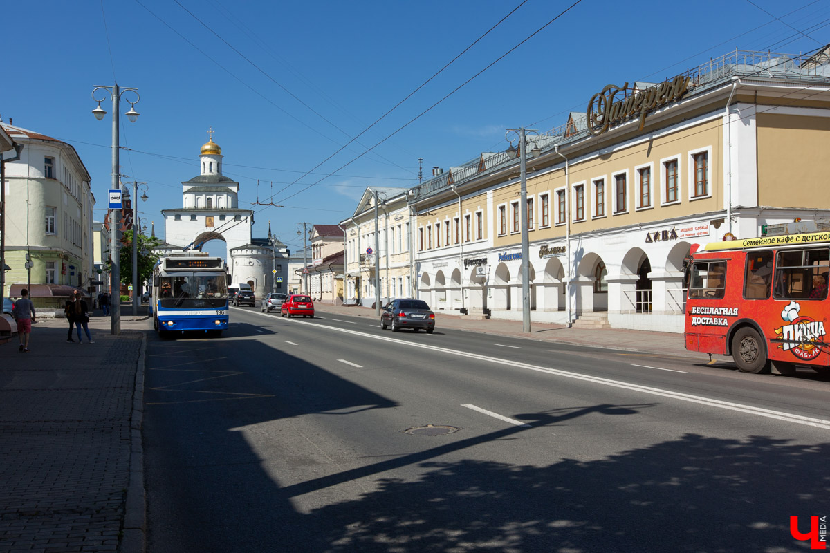 До масштабного и действительно долгожданного праздника имени города Владимира осталось меньше недели. О том, как проложить маршрут до центральных улиц и вернуться обратно после салюта, организаторы мероприятия советуют задуматься заранее. С 9 до 23 часов в День города, 27 августа, вводится ограничение движения всех видов транспорта по нескольким улицам. Подробные маршруты с учетом изменений — в материале.