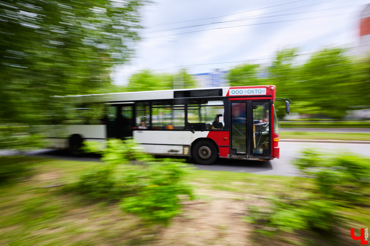 До масштабного и действительно долгожданного праздника имени города Владимира осталось меньше недели. О том, как проложить маршрут до центральных улиц и вернуться обратно после салюта, организаторы мероприятия советуют задуматься заранее. С 9 до 23 часов в День города, 27 августа, вводится ограничение движения всех видов транспорта по нескольким улицам. Подробные маршруты с учетом изменений — в материале.