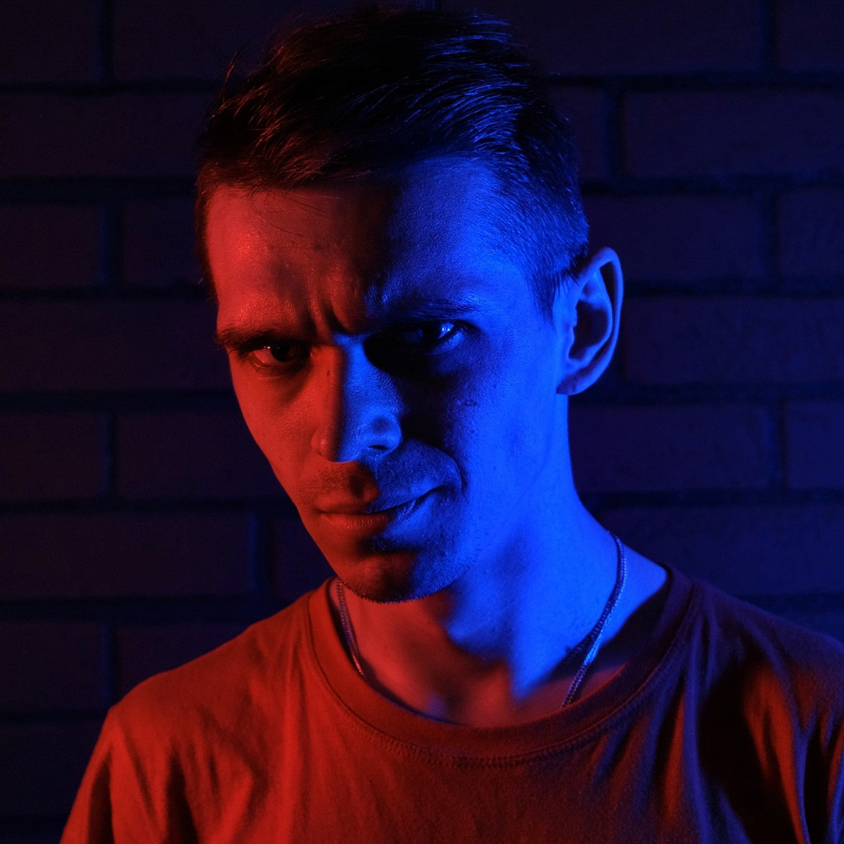 У областного центра появился первый городской видеоблог! Звучит круто, правда? «DOBRO.media» возник благодаря душевному порыву местных жителей, которым захотелось создать альтернативу привычным СМИ и продвигать в массы позитивный, красивый, привлекательный контент о жизни во Владимире. Да, новый проект Александра Максимова (экс-ударника «Агидель») и его супруги Анны — это практически «Ключ-Медиа», только на Youtube.